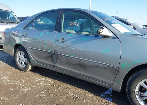 2005 Toyota Camry Le V6 z USA, uszkodzony, nr VIN 4T1BF32K95U598429